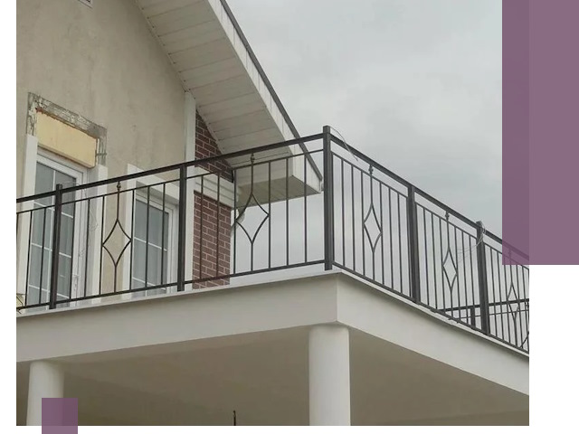 Изготовление балконных ограждений в Сасове из металла и стекла